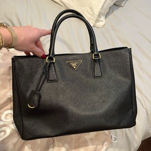 Prada Saffiano Gardner’s Tote Bag 🖤💛